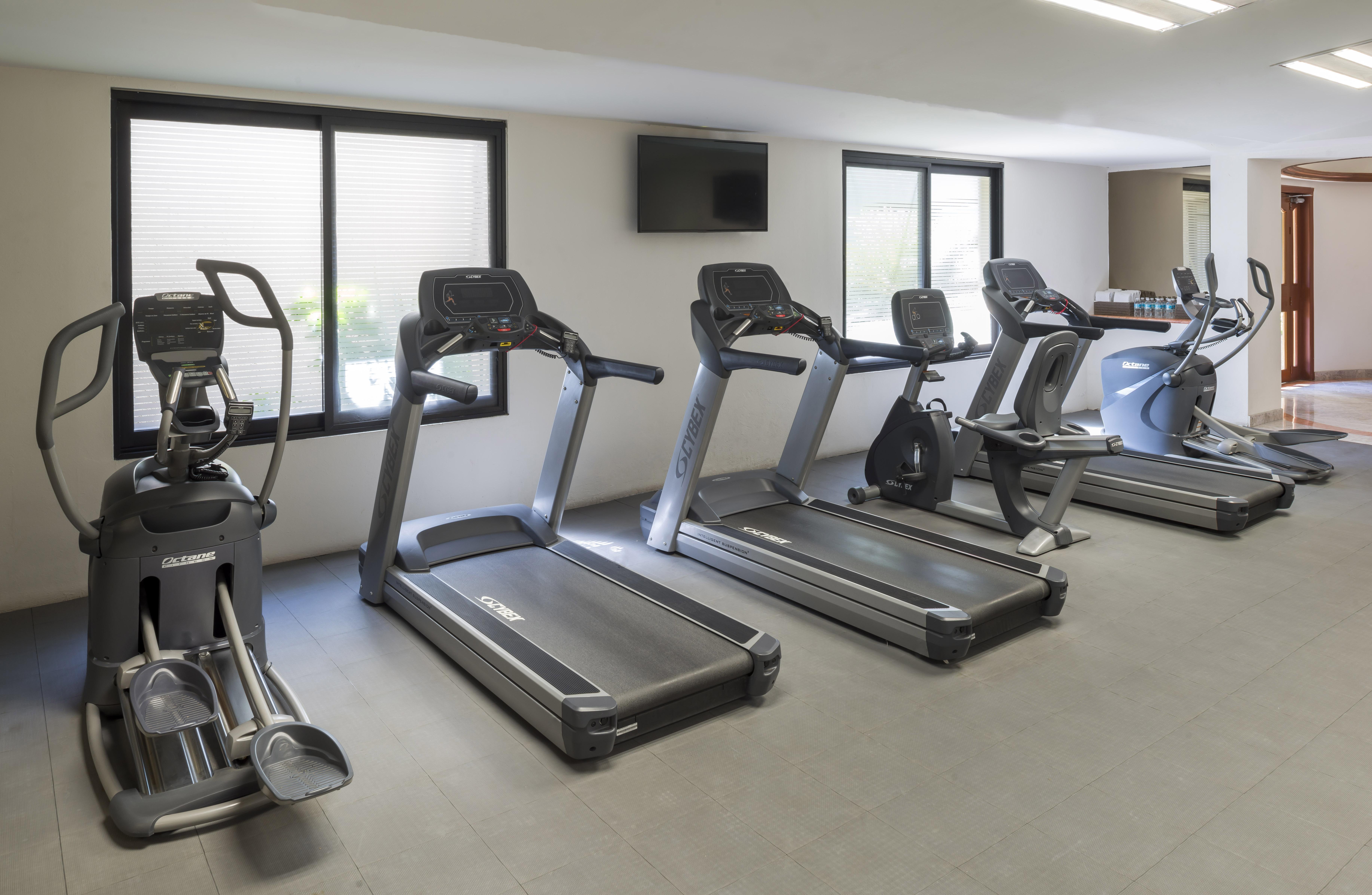 ホテル カミノ レアル グアダラハラ サポパン エクステリア 写真 A typical gym