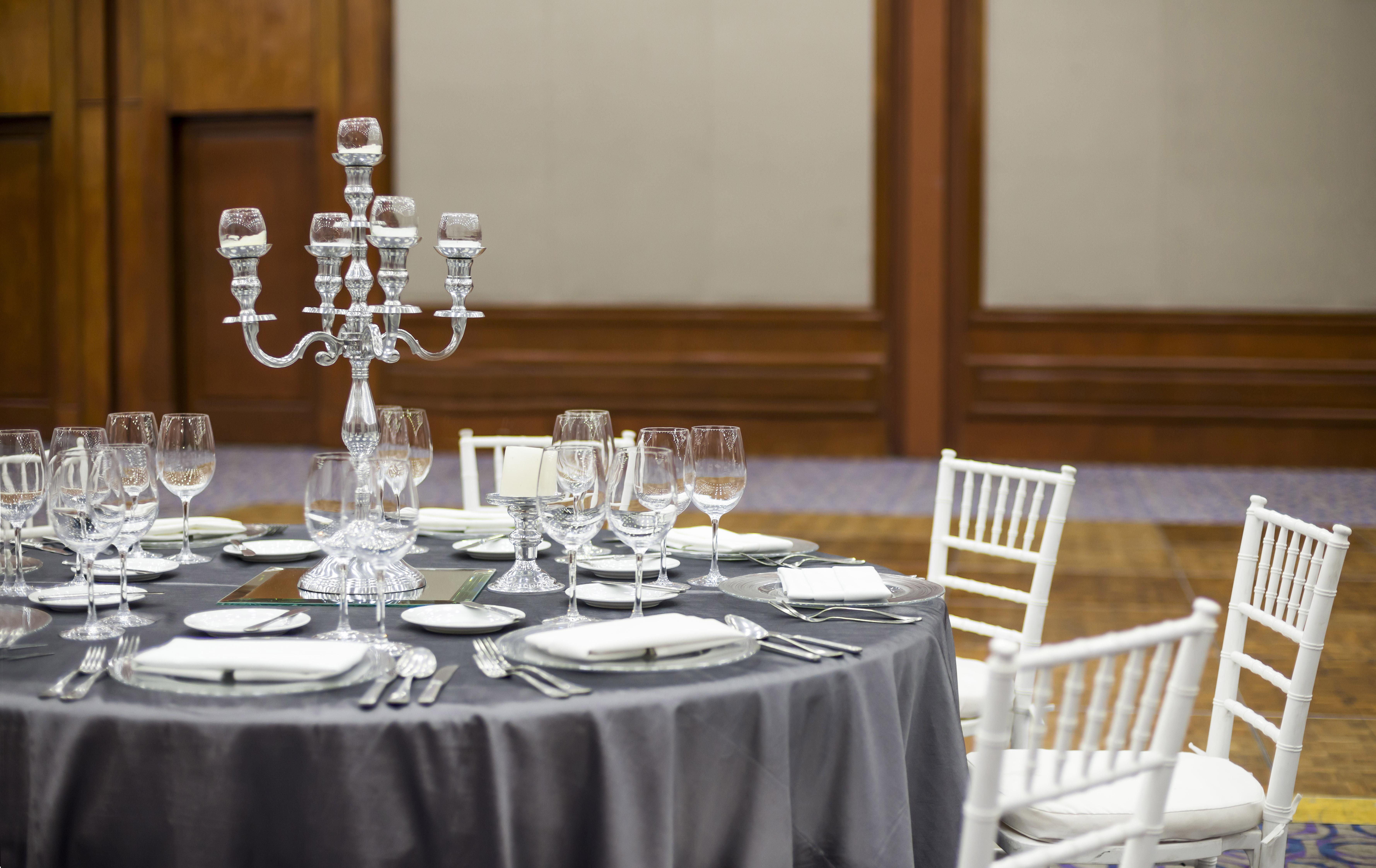 ホテル カミノ レアル グアダラハラ サポパン エクステリア 写真 A table set for a formal dinner