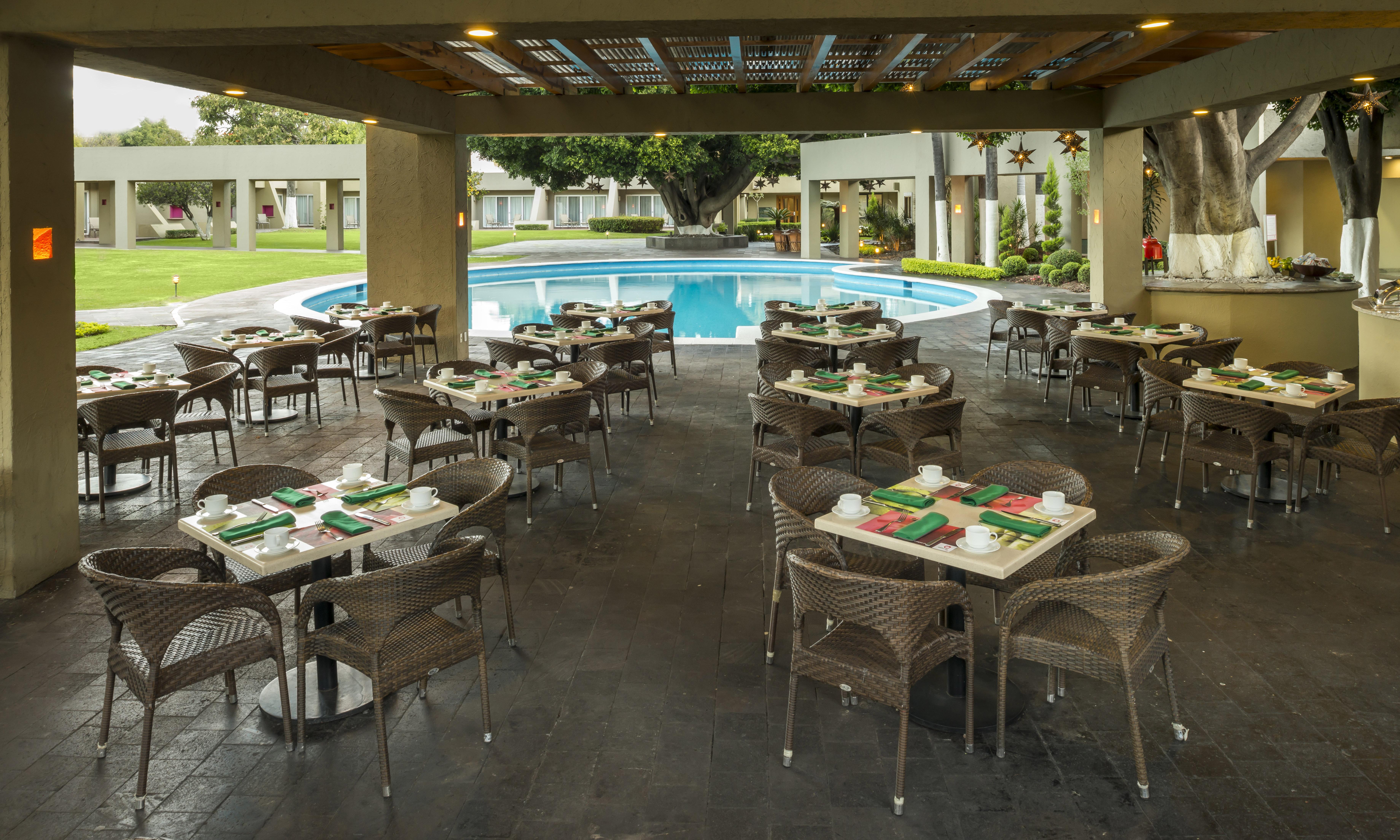ホテル カミノ レアル グアダラハラ サポパン エクステリア 写真 The poolside restaurant