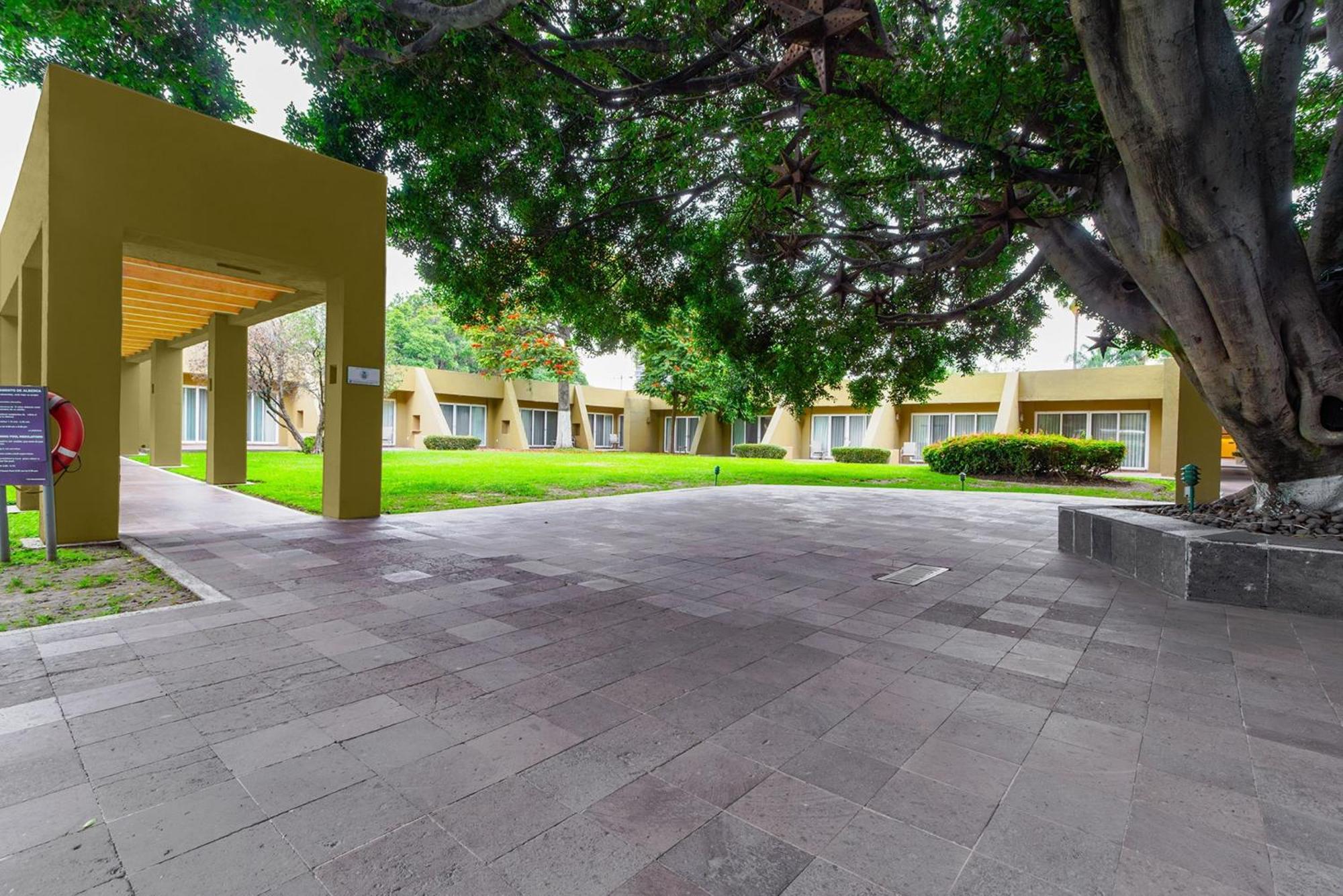 ホテル カミノ レアル グアダラハラ サポパン エクステリア 写真 The hotel's courtyard